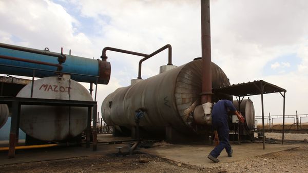 A man works on cauldron in oil field in Syria's northern eastern Hasakeh province on July 15, 2015 A man works on cauldron in oil field in Syria's northern eastern Hasakeh province on July 15, 2015 - Sputnik International