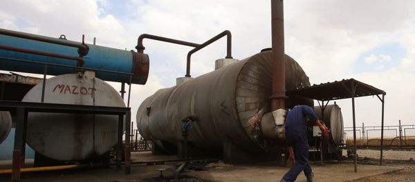 A man works on cauldron in the Rmeilane oil field in Syria's northern eastern Hasakeh province on July 15, 2015 A man works on cauldron in the Rmeilane oil field in Syria's northern eastern Hasakeh province on July 15, 2015 - Sputnik International
