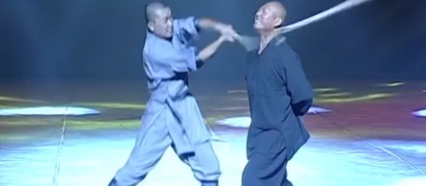 Shaolin Iron Skill Kung Fu: Monk breaks stick with neck Shaolin Iron Skill Kung Fu: Monk breaks stick with neck - Sputnik International
