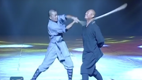Shaolin Iron Skill Kung Fu: Monk breaks stick with neck - Sputnik International