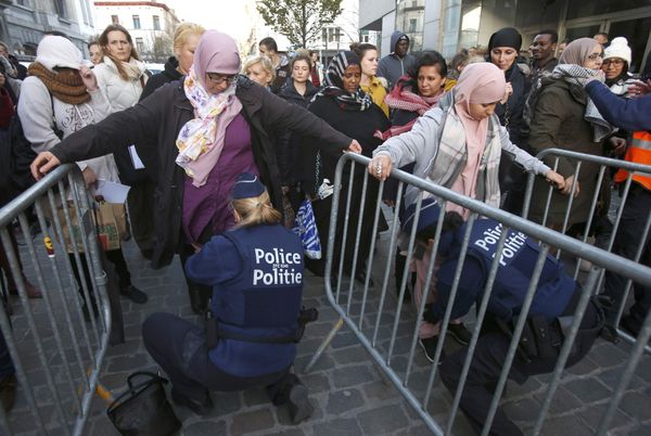 Residents of the Brussels suburb of Molenbeek are searched by police vefore taking part in a memorial gathering to honour the victims of the recent deadly Paris attacks, in Brussels, Belgium, November 18, 2015 - Sputnik International