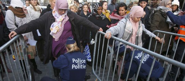 Residents of the Brussels suburb of Molenbeek are searched by police vefore taking part in a memorial gathering to honour the victims of the recent deadly Paris attacks, in Brussels, Belgium, November 18, 2015 - Sputnik International