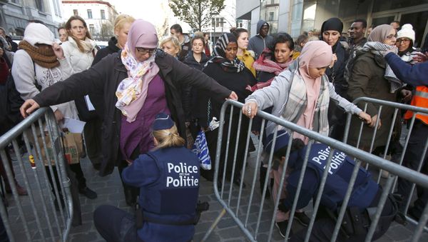 Residents of the Brussels suburb of Molenbeek are searched by police vefore taking part in a memorial gathering to honour the victims of the recent deadly Paris attacks, in Brussels, Belgium, November 18, 2015 - Sputnik International