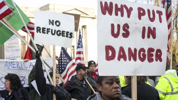 People gather to protest against the United States' acceptance of Syrian refugees at the Washington State capitol in Olympia, Washington, November 20, 2015 - Sputnik International