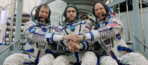 ISS expedition 46/47 crew members, from left: British ESA astronaut Timothy Peake, Russian cosmonaut Yuri Malenchenko and US NASA astronaut Timothy Kopra in front of Soyuz TMA-M space craft simulator - Sputnik International
