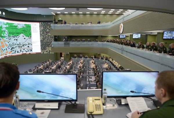 President Vladimir Putin tours the National Defense Control Center - Sputnik International
