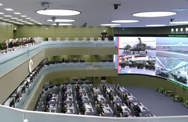 President Vladimir Putin visits the National Defense Control Center President Vladimir Putin visits the National Defense Control Center - Sputnik International