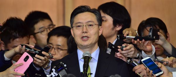 Hwang Joon-Kook (C), South Korean special representative for Korean Peninsula peace and security affairs, speaks to the media after a meeting with his Japanese counterpart Junichi Ihara and US counterpart Sung Kim at a hotel in Seoul on May 27, 2015 - Sputnik International