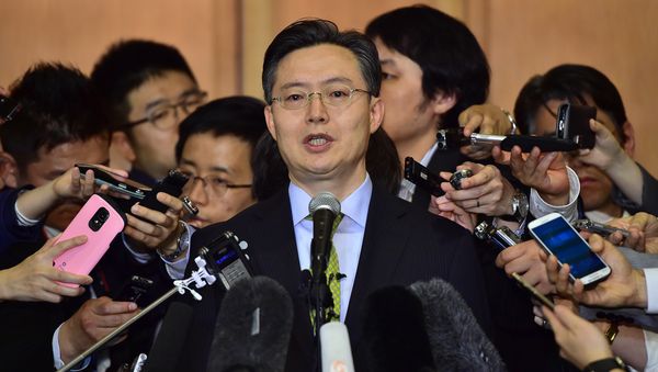 Hwang Joon-Kook (C), South Korean special representative for Korean Peninsula peace and security affairs, speaks to the media after a meeting with his Japanese counterpart Junichi Ihara and US counterpart Sung Kim at a hotel in Seoul on May 27, 2015 - Sputnik International