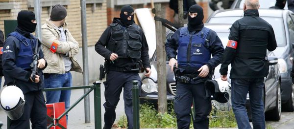 Belgian police stage a raid, in search of suspected muslim fundamentalists linked to the deadly attacks in Paris, in the Brussels suburb of Molenbeek, November 16. 2015 Belgian police stage a raid, in search of suspected muslim fundamentalists linked to the deadly attacks in Paris, in the Brussels suburb of Molenbeek, November 16. 2015 - Sputnik International