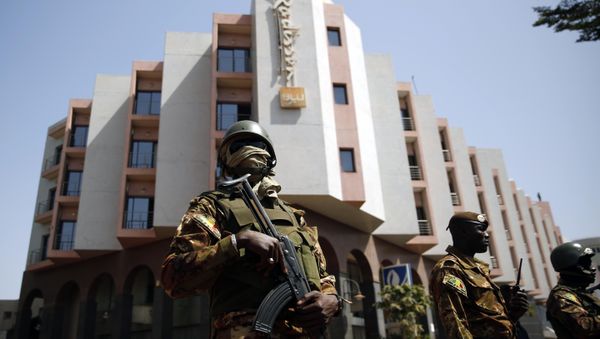 Tight security surrounds Malian President Ibrahim Boubacar Keita as he visits the Radisson Blu hotel in Bamako, Mali, Saturday, Nov. 21, 2015 Tight security surrounds Malian President Ibrahim Boubacar Keita as he visits the Radisson Blu hotel in Bamako, Mali, Saturday, Nov. 21, 2015 - Sputnik International