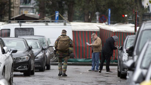 A Belgian Army soldier patrols near a street market at the Sablon District in Brussels on Saturday, Nov. 21, 2015 - Sputnik International