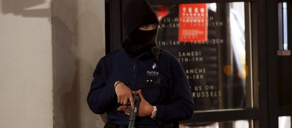 A Belgian police officer takes position along a street during a continued high level of security following the recent deadly Paris' attacks, in Brussels A Belgian police officer takes position along a street during a continued high level of security following the recent deadly Paris' attacks, in Brussels - Sputnik International