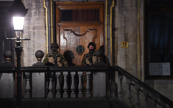 Belgian soldiers stand guard as a reported police intervention takes place around the Grand Place central square in Brussels on November 22, 2015. Belgian soldiers stand guard as a reported police intervention takes place around the Grand Place central square in Brussels on November 22, 2015. - Sputnik International