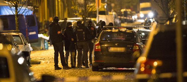 Policemen gather during an intervention in Brussels on November 22, 2015. - Sputnik International