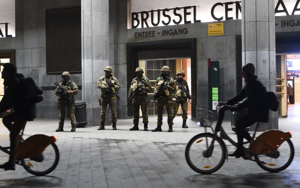 Soldiers stand guard in front of the central train station on November 22, 2015 in Brussels, as the Belgian capital remained on the highest security alert level over fears of a Paris-style attack. Soldiers stand guard in front of the central train station on November 22, 2015 in Brussels, as the Belgian capital remained on the highest security alert level over fears of a Paris-style attack. - Sputnik International