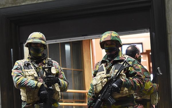 Soldiers stand guard in front of the central train station on November 22, 2015 in Brussels, as the Belgian capital remained on the highest security alert level over fears of a Paris-style attack. Soldiers stand guard in front of the central train station on November 22, 2015 in Brussels, as the Belgian capital remained on the highest security alert level over fears of a Paris-style attack. - Sputnik International