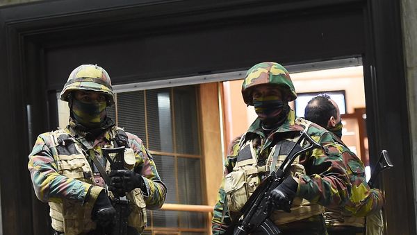 Soldiers stand guard in front of the central train station on November 22, 2015 in Brussels, as the Belgian capital remained on the highest security alert level over fears of a Paris-style attack. - Sputnik International