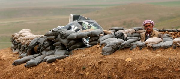A Kurdish Peshmerga fighter stands guard at a position on the frontline in the Gwer district, 40 kilometres south of Arbil, the capital of the Kurdish autonomous region in northern Iraq on January 9, 2015. - Sputnik International