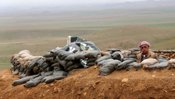 A Kurdish Peshmerga fighter stands guard at a position on the frontline in the Gwer district, 40 kilometres south of Arbil, the capital of the Kurdish autonomous region in northern Iraq on January 9, 2015. - Sputnik International