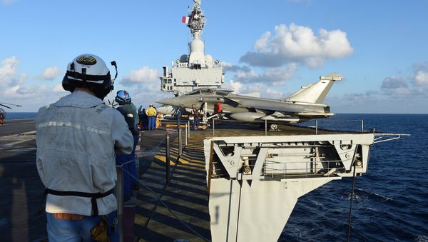 French navy technicians work near a French Rafale aircraft on the flight deck on the aircraft carrier Charles-de-Gaulle, in eastern Mediterranean sea, on November 21, 2015 - Sputnik International