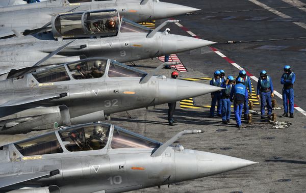 French navy soldiers prepare French Rafale jet fighters on the flight deck of the French Charles-de-Gaulle aircraft carrier on November 22, 2015 in the eastern Mediterranean Sea French navy soldiers prepare French Rafale jet fighters on the flight deck of the French Charles-de-Gaulle aircraft carrier on November 22, 2015 in the eastern Mediterranean Sea - Sputnik International