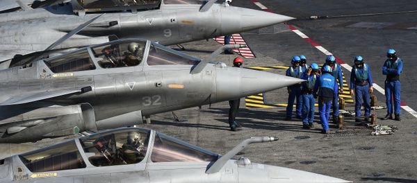 French navy soldiers prepare French Rafale jet fighters on the flight deck of the French Charles-de-Gaulle aircraft carrier on November 22, 2015 in the eastern Mediterranean Sea French navy soldiers prepare French Rafale jet fighters on the flight deck of the French Charles-de-Gaulle aircraft carrier on November 22, 2015 in the eastern Mediterranean Sea - Sputnik International