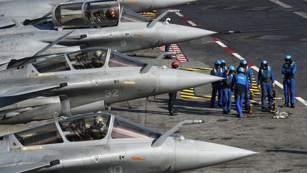 French navy soldiers prepare French Rafale jet fighters on the flight deck of the French Charles-de-Gaulle aircraft carrier on November 22, 2015 in the eastern Mediterranean Sea French navy soldiers prepare French Rafale jet fighters on the flight deck of the French Charles-de-Gaulle aircraft carrier on November 22, 2015 in the eastern Mediterranean Sea - Sputnik International