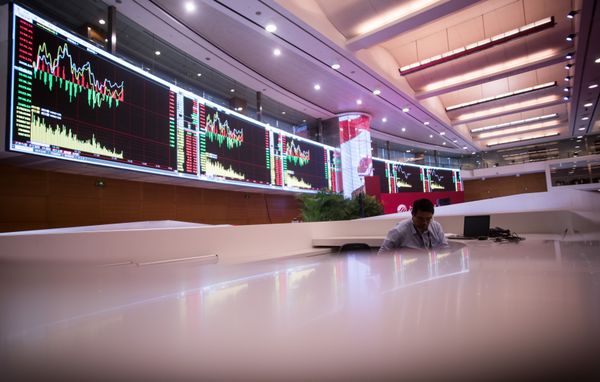 A man works on the trading floor at the Shanghai Stock Exchange in the Lujiazui Financial district of Shanghai on September 22, 2015 A man works on the trading floor at the Shanghai Stock Exchange in the Lujiazui Financial district of Shanghai on September 22, 2015 - Sputnik International