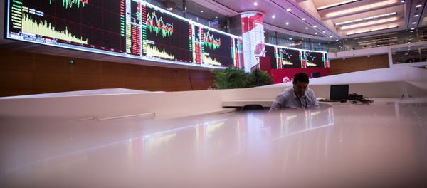 A man works on the trading floor at the Shanghai Stock Exchange in the Lujiazui Financial district of Shanghai on September 22, 2015 A man works on the trading floor at the Shanghai Stock Exchange in the Lujiazui Financial district of Shanghai on September 22, 2015 - Sputnik International