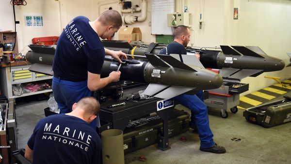 French navy soldiers work on missiles aboard the French Charles-de-Gaulle aircraft carrier, on November 22, 2015 at the eastern Mediterranean sea - Sputnik International