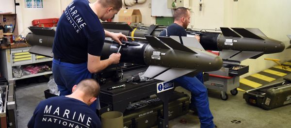 French navy soldiers work on missiles aboard the French Charles-de-Gaulle aircraft carrier, on November 22, 2015 at the eastern Mediterranean sea - Sputnik International