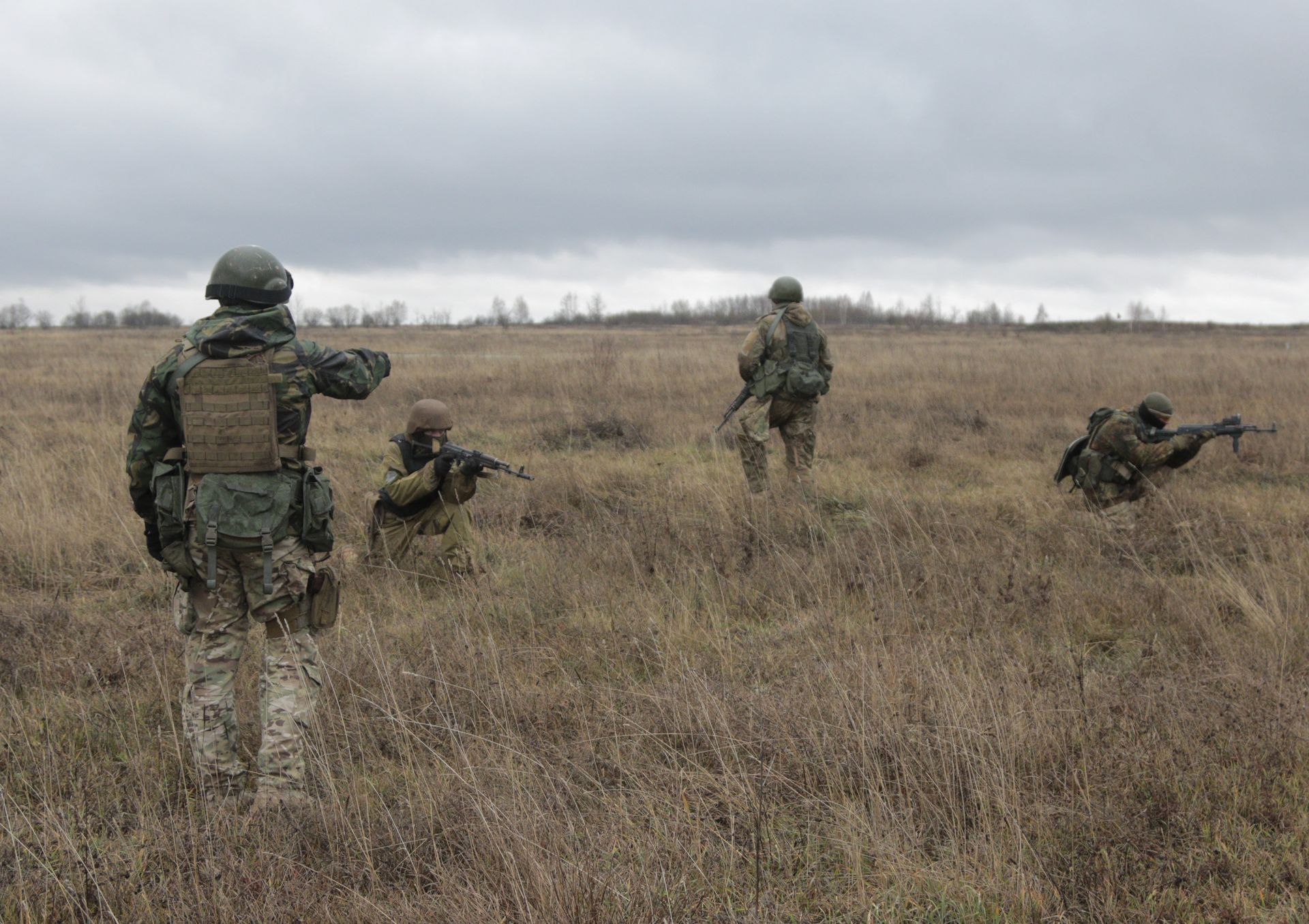 (File) US special forces instructor, left, trains Ukrainian soldiers at the military training ground in Ukraine's Khmelnitsk region Saturday, Nov. 21, 2015 (File) US special forces instructor, left, trains Ukrainian soldiers at the military training ground in Ukraine's Khmelnitsk region Saturday, Nov. 21, 2015 - Sputnik International, 1920, 11.12.2021