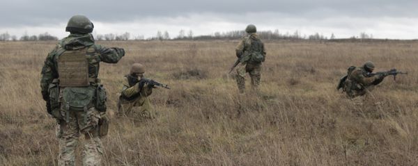 US special forces instructor, left, trains Ukrainian soldiers at the military training ground in Ukraine's Khmelnitsk region Saturday, Nov. 21, 2015 US special forces instructor, left, trains Ukrainian soldiers at the military training ground in Ukraine's Khmelnitsk region Saturday, Nov. 21, 2015 - Sputnik International