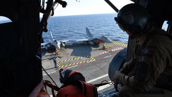 French navy technicians work on the flight deck on the aircraft carrier Charles-de-Gaulle, in eastern Mediterranean sea, on November 21, 2015 - Sputnik International