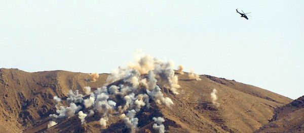Russian helicopters Mi-24p airstrike the terrorists' positions 20 km outside Palmyra - Sputnik International
