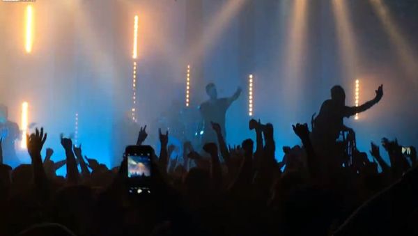 Dude on wheelchair crowd surfs during concert - Sputnik International
