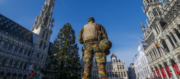 A Belgian soldier patrols in Brussels' Grand Place as police searched the area during a continued high level of security following the recent deadly Paris attacks. - Sputnik International