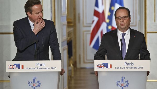 Britain's Prime Minister David Cameron, left, and France's President Francois Hollande issue a joint statement to the media at the Elysee Palace in Paris, Monday, Nov. 23, 2015. Britain's Prime Minister David Cameron, left, and France's President Francois Hollande issue a joint statement to the media at the Elysee Palace in Paris, Monday, Nov. 23, 2015. - Sputnik International