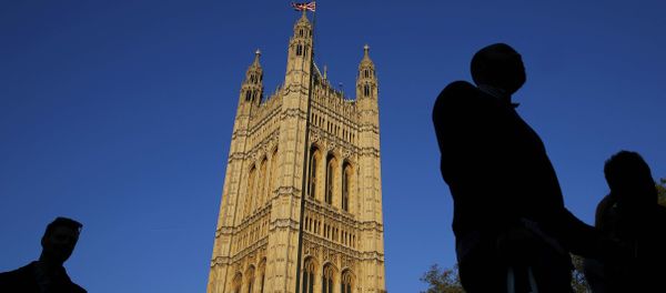 People are silhouetted against sky as they walk past the Houses of Parliament in central London, Britain October 26, 2015. - Sputnik International