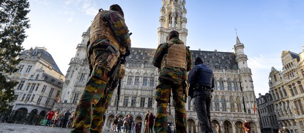 Soldiers and police patrol on Brussels' Grand Place as the Belgian capital remains on the highest possible alert level on November 23, 2015 - Sputnik International