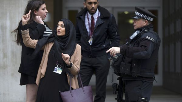 A group of people report a suspicious package to an armed police officer outside the Ministry of Defence in London, Britain November 18, 2015 A group of people report a suspicious package to an armed police officer outside the Ministry of Defence in London, Britain November 18, 2015 - Sputnik International