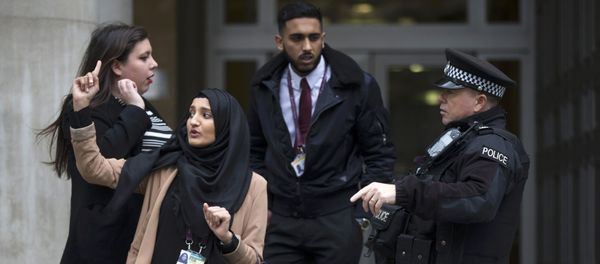 A group of people report a suspicious package to an armed police officer outside the Ministry of Defence in London, Britain November 18, 2015 A group of people report a suspicious package to an armed police officer outside the Ministry of Defence in London, Britain November 18, 2015 - Sputnik International