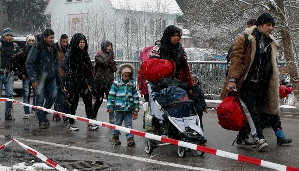 Migrants stay in queue during heavy snowfall before passing Austrian-German border in Wegscheid in Austria, near Passau November 22, 2015 Migrants stay in queue during heavy snowfall before passing Austrian-German border in Wegscheid in Austria, near Passau November 22, 2015 - Sputnik International