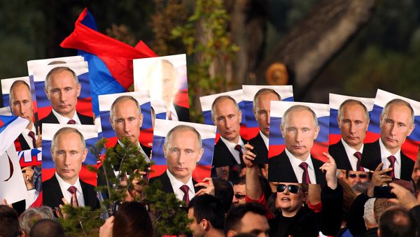 Belgrade residents hold portraits of Russian President Vladimir Putin Belgrade residents hold portraits of Russian President Vladimir Putin - Sputnik International