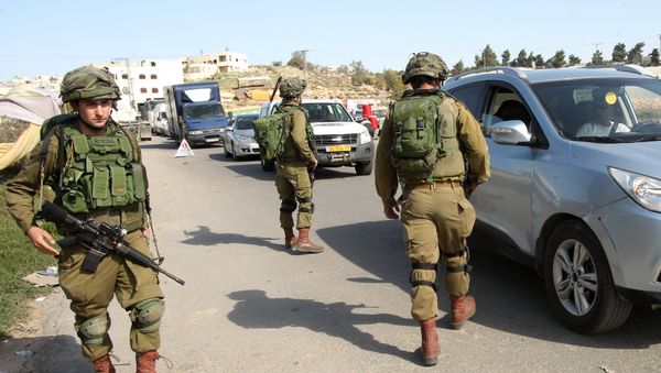 Israeli soldiers man a checkpoint at one of the entrances of the West Bank city of Hebron, on November 23, 2015 Israeli soldiers man a checkpoint at one of the entrances of the West Bank city of Hebron, on November 23, 2015 - Sputnik International