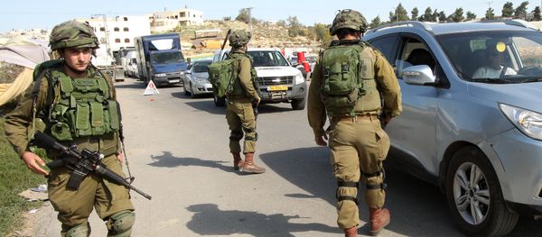 Israeli soldiers man a checkpoint at one of the entrances of the West Bank city of Hebron, on November 23, 2015 Israeli soldiers man a checkpoint at one of the entrances of the West Bank city of Hebron, on November 23, 2015 - Sputnik International