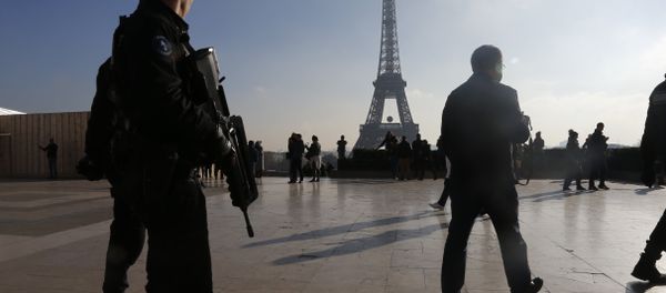 French police officers patrol near the Eiffel Tower, in Paris. - Sputnik International