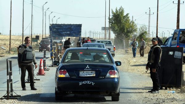Egyptian police inspect cars at a checkpoint in North Sinai on January 31, 2015 Egyptian police inspect cars at a checkpoint in North Sinai on January 31, 2015 - Sputnik International