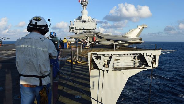 Французские техники у истребителя Rafale на палубе авианосца Шарль де Голль в Средиземном море - Sputnik International